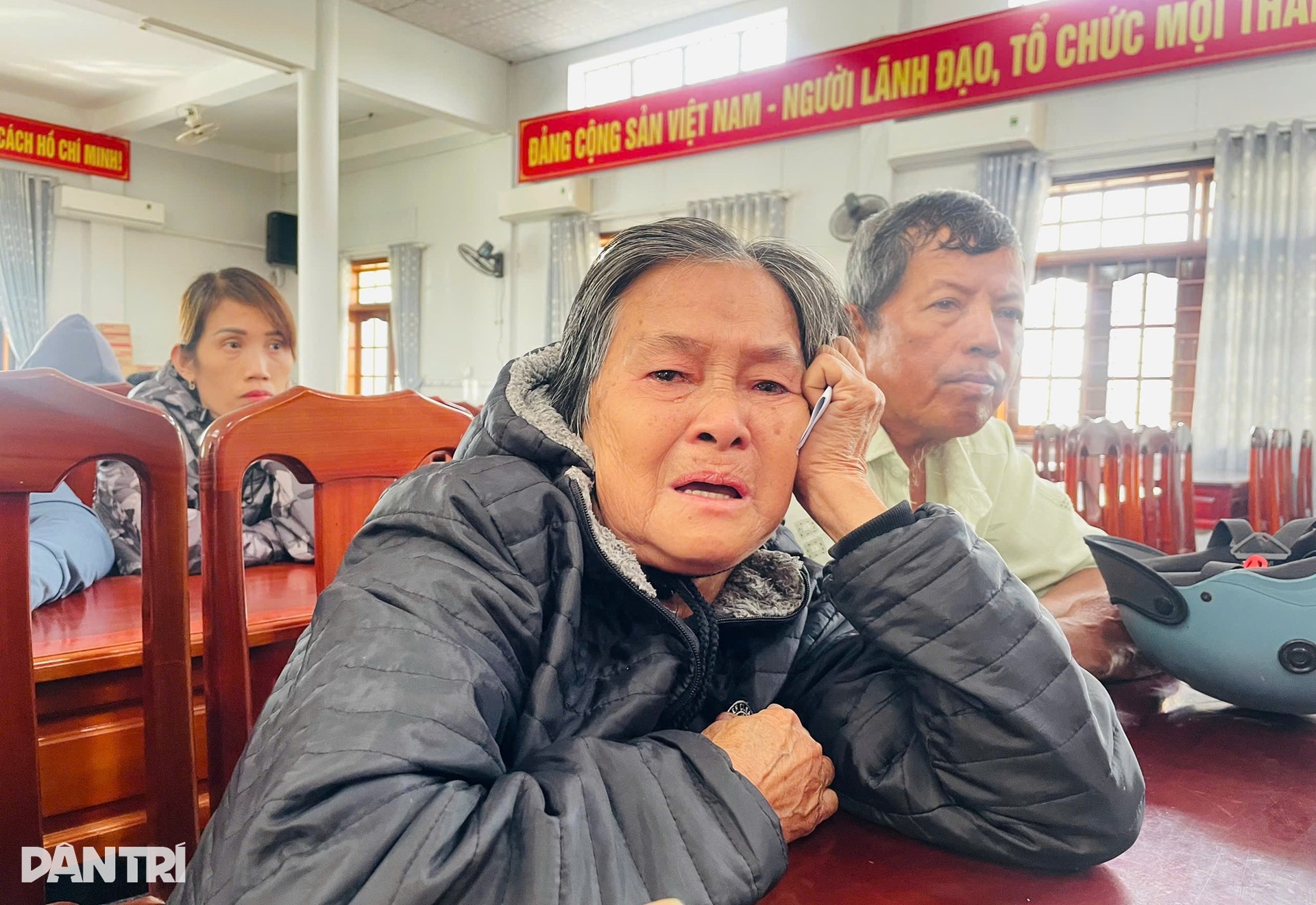 Cụ bà xúc động nhận 1 triệu đồng, Tết này có thêm tiền mua mắm muối cho con - 3