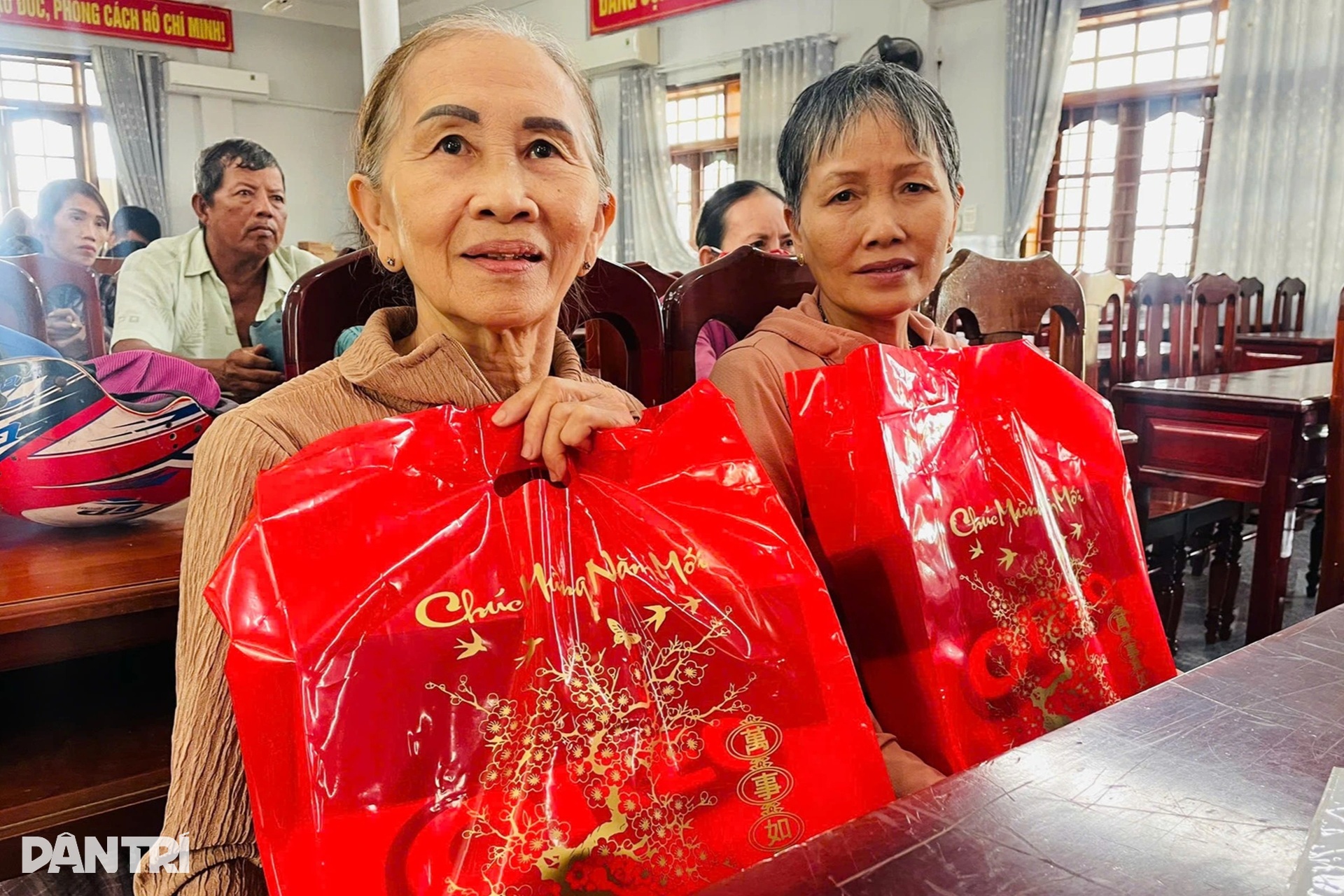 Cụ bà xúc động nhận 1 triệu đồng, Tết này có thêm tiền mua mắm muối cho con - 7