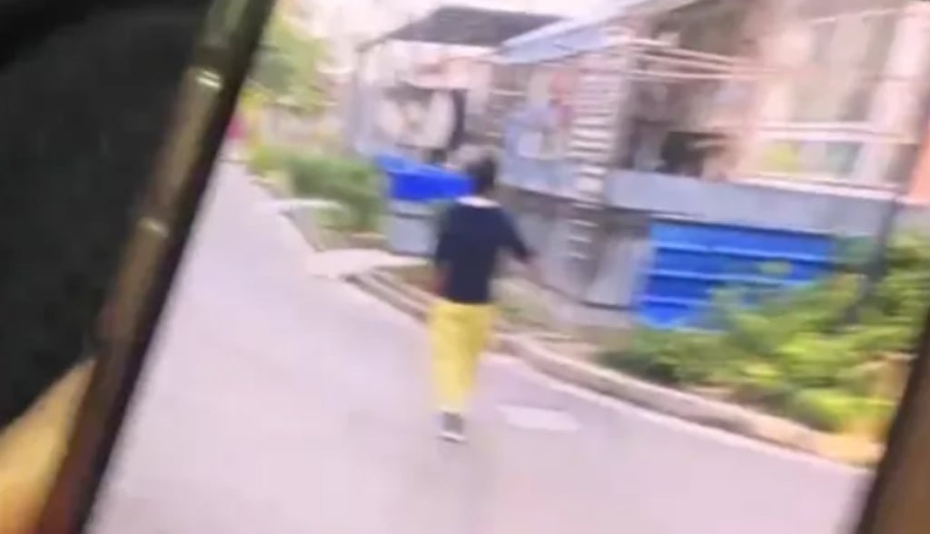 Người phụ nữ tự ý chỉnh gương giao thông công cộng cho hợp phong thủy khiến cả khu liên tiếp gặp tai nạn- Ảnh 2.