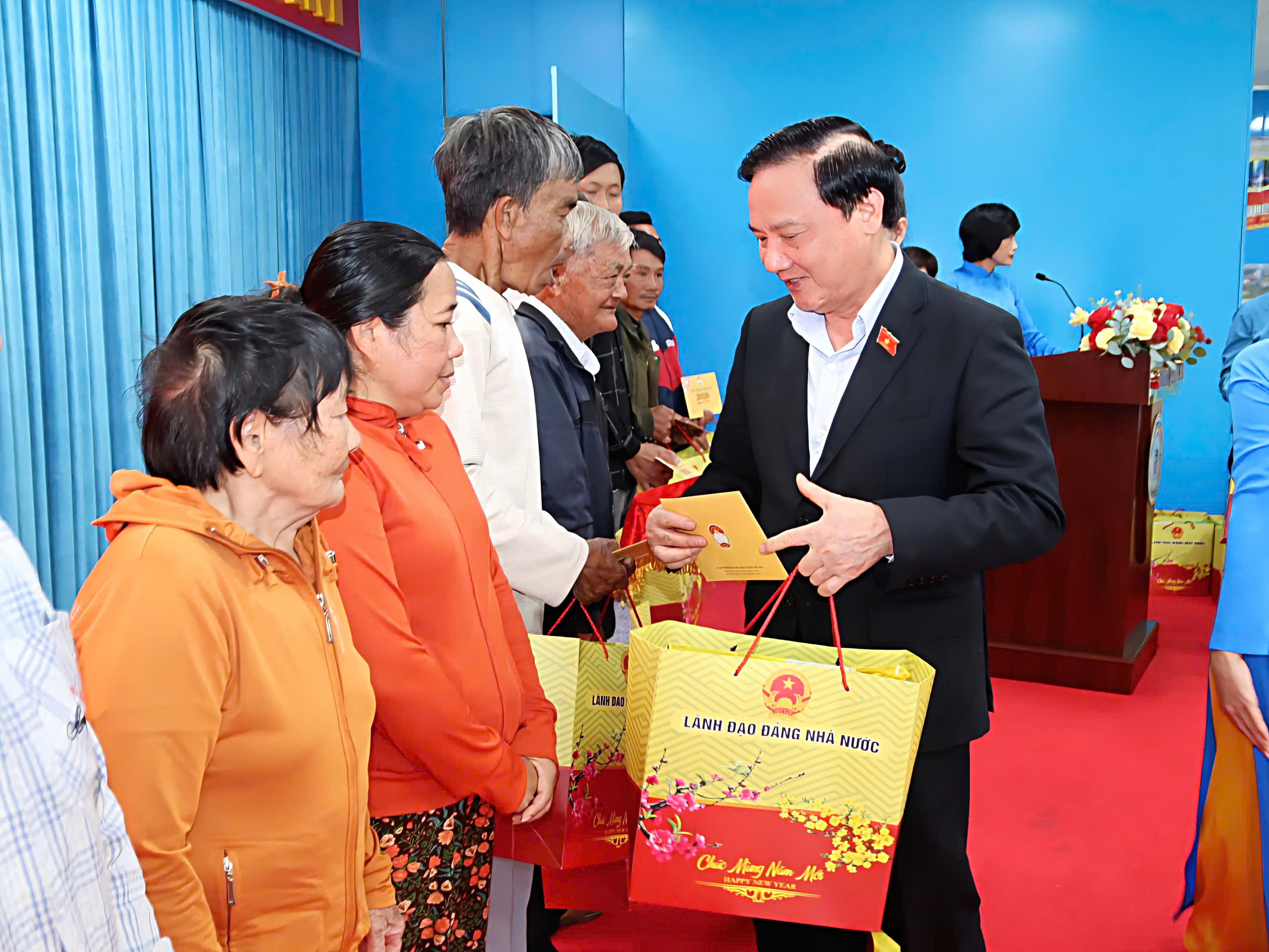 Phó chủ tịch Quốc hội trao quà Tết cho người lao động khó khăn tại Khánh Hòa - Ảnh 2.