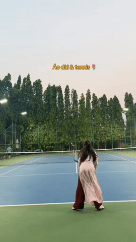 Xuống phố chụp ảnh áo dài xưa rồi, hội gái xinh bây giờ mặc áo dài chơi pickleball mới gây sốt MXH- Ảnh 2.