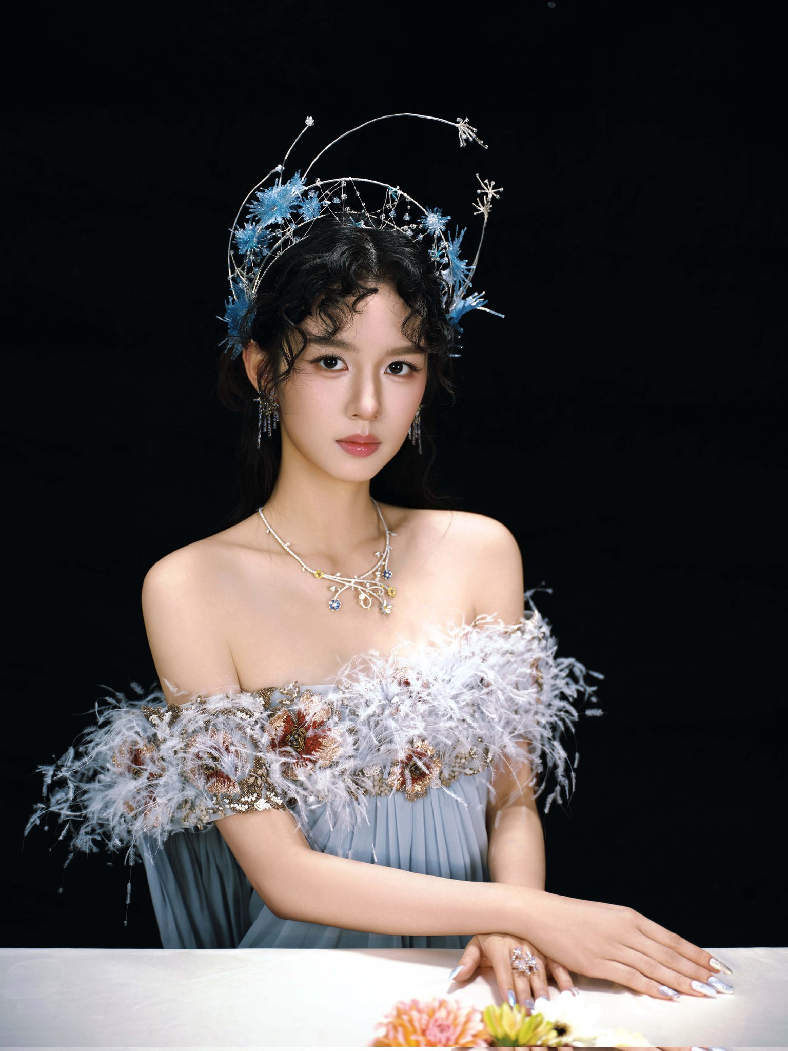 Mỹ nhân đẹp chấn động thế gian lộng lẫy trên thảm đỏ, tới set đồ Dior lên nhận giải lại khiến fan 