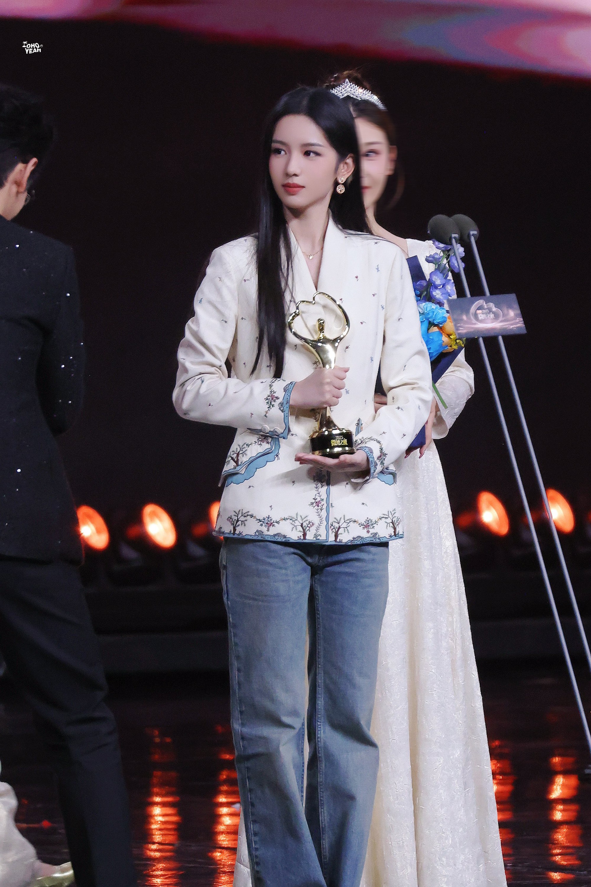 Mỹ nhân đẹp chấn động thế gian lộng lẫy trên thảm đỏ, tới set đồ Dior lên nhận giải lại khiến fan 