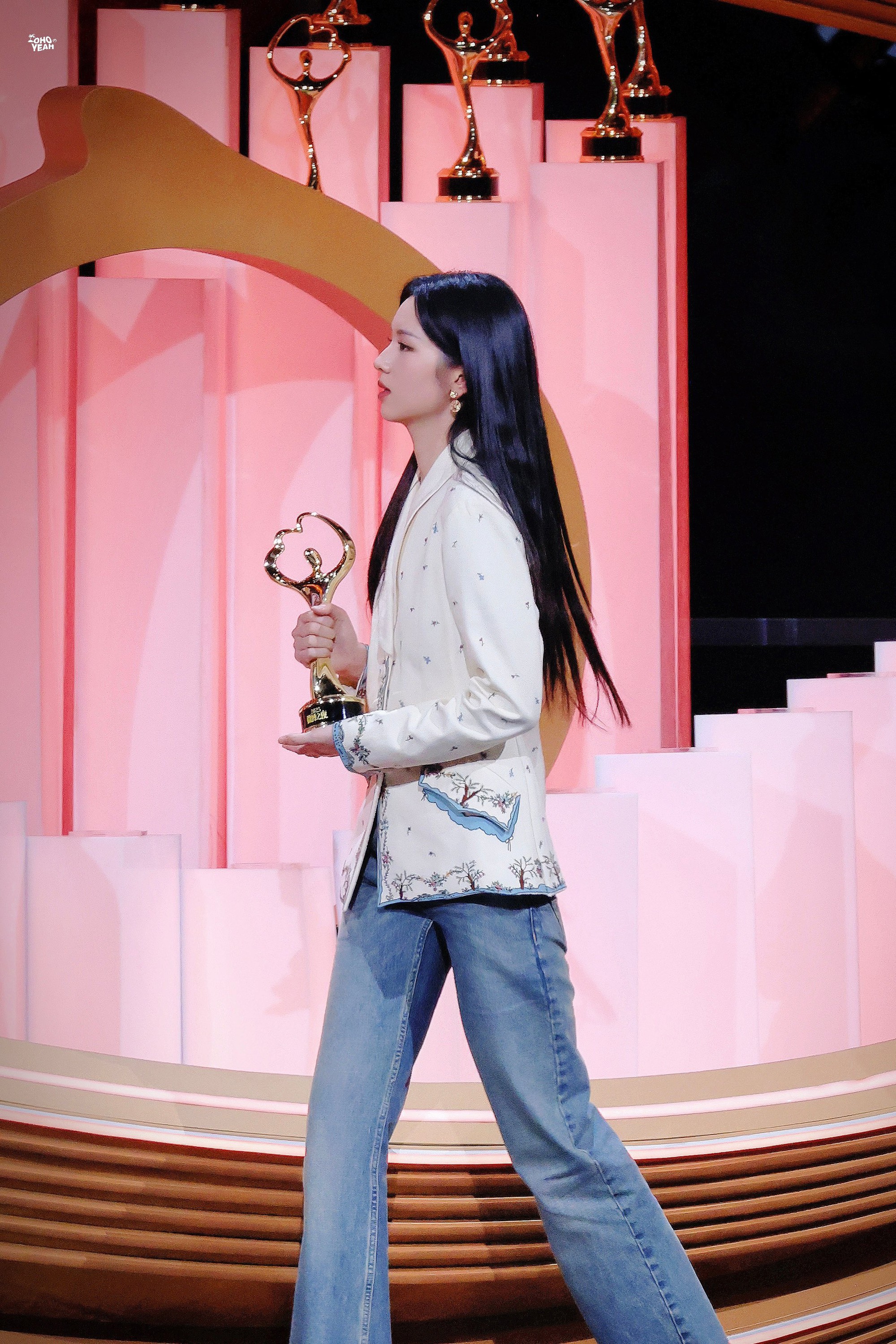 Mỹ nhân đẹp chấn động thế gian lộng lẫy trên thảm đỏ, tới set đồ Dior lên nhận giải lại khiến fan 