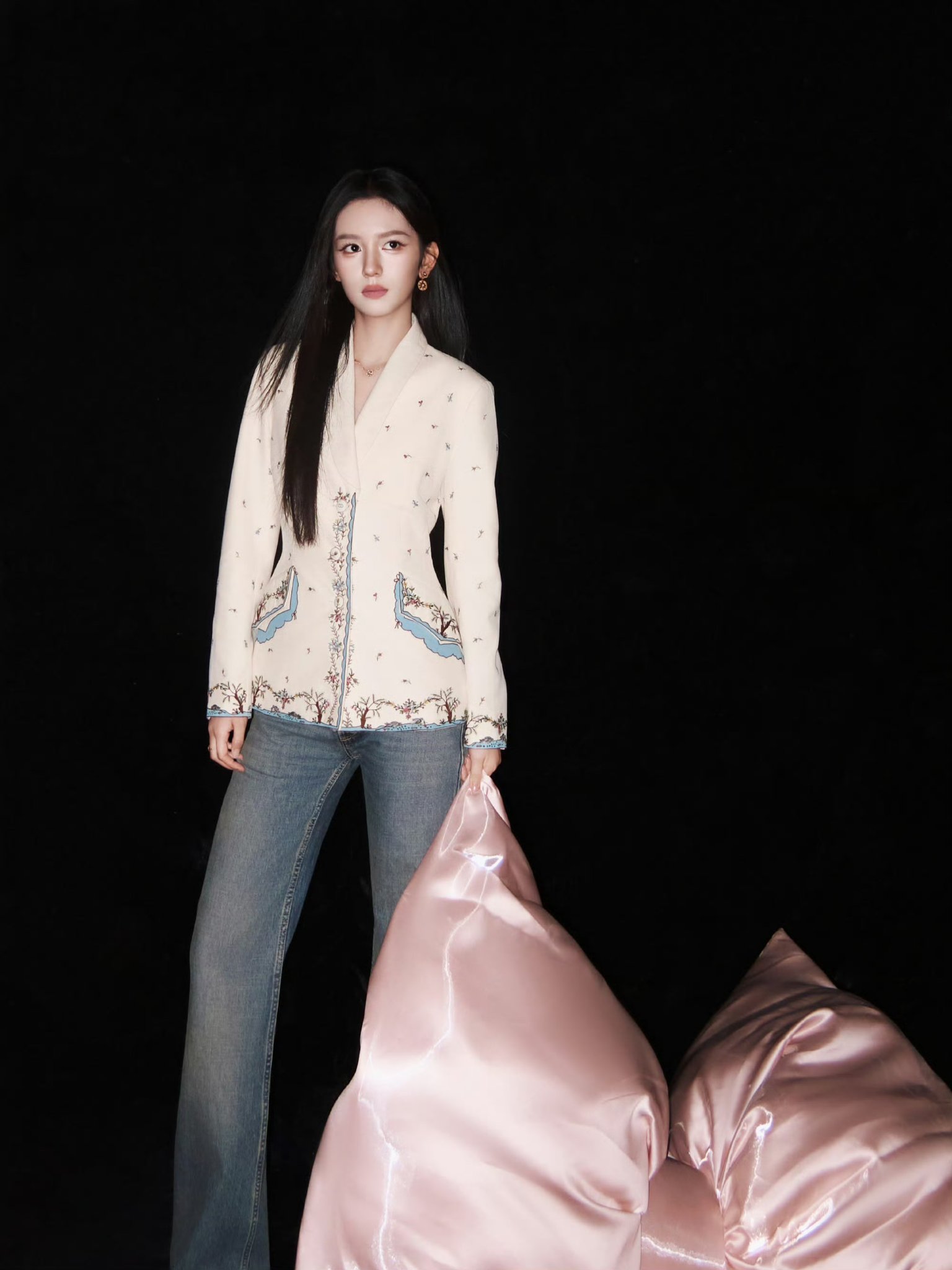 Mỹ nhân đẹp chấn động thế gian lộng lẫy trên thảm đỏ, tới set đồ Dior lên nhận giải lại khiến fan 