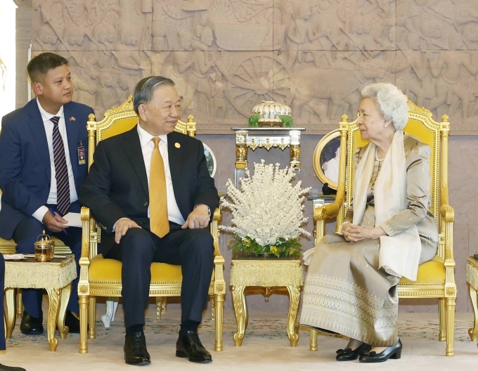 Tổng Bí thư Tô Lâm thăm Hoàng thái hậu Norodom Monineath Sihanouk. Ảnh: TTXVN