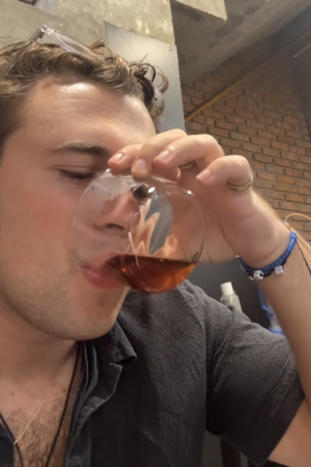 Khách Mỹ ngỡ ngàng khi uống ly cà phê hiếm gần 800.000 đồng tại Việt Nam - 2