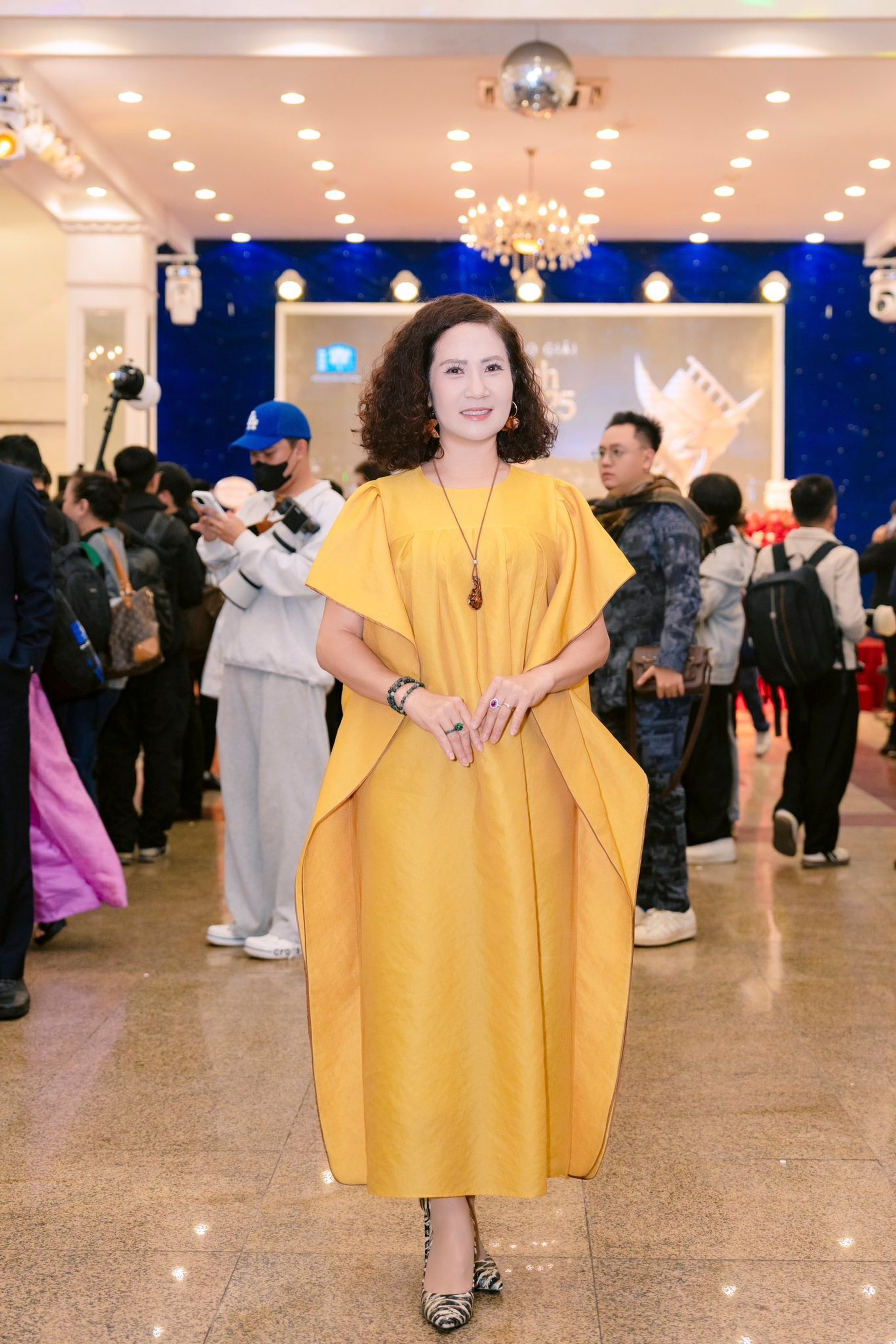 NSƯT Nguyệt Hằng tuổi 53: Được Trung Anh khen diễn đỉnh, là bà ngoại xì tin - 9