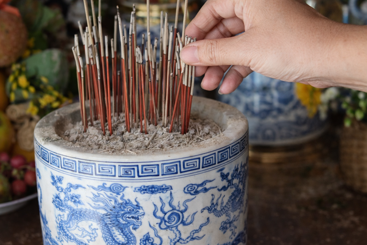 3 đại kỵ tuyệt đối tránh khi tỉa chân nhang ngày ông Táo để không 