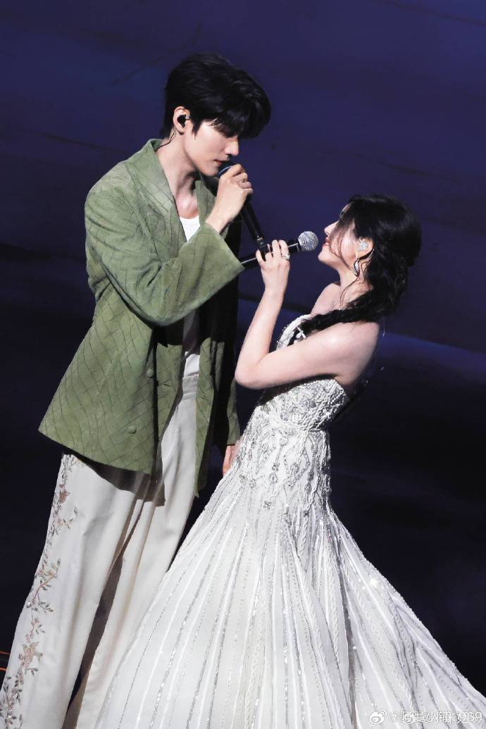 Xôn xao clip cặp sao lệch 19 tuổi thân mật khác thường ở sự kiện, nhà gái vừa trải qua vụ 