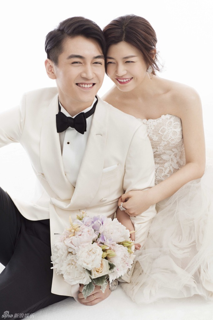 Xôn xao clip cặp sao lệch 19 tuổi thân mật khác thường ở sự kiện, nhà gái vừa trải qua vụ 