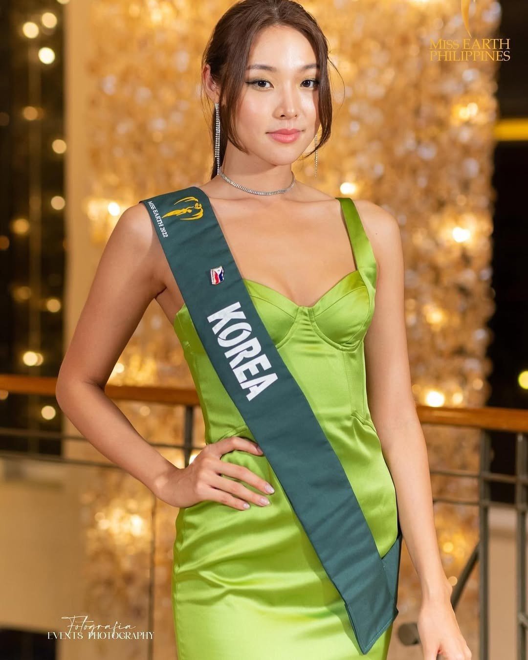 Mina Sue Choi không phải gương mặt xa lạ với công chúng trước khi xuất hiện trong Single's Inferno 5. Cô sinh năm 1999 tại Sydney, Australia và sinh sống tại nhiều nước như Hàn Quốc, Mỹ, Canada và Trung Quốc. Năm 2022, Mina Sue Choi đăng quang Hoa hậu Trái Đất, trở thành người đẹp Hàn Quốc đầu tiên chiến thắng ở đấu trường này.