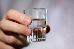 Uống rượu bia ngày Tết thấy những dấu hiệu sau cần đi viện gấp