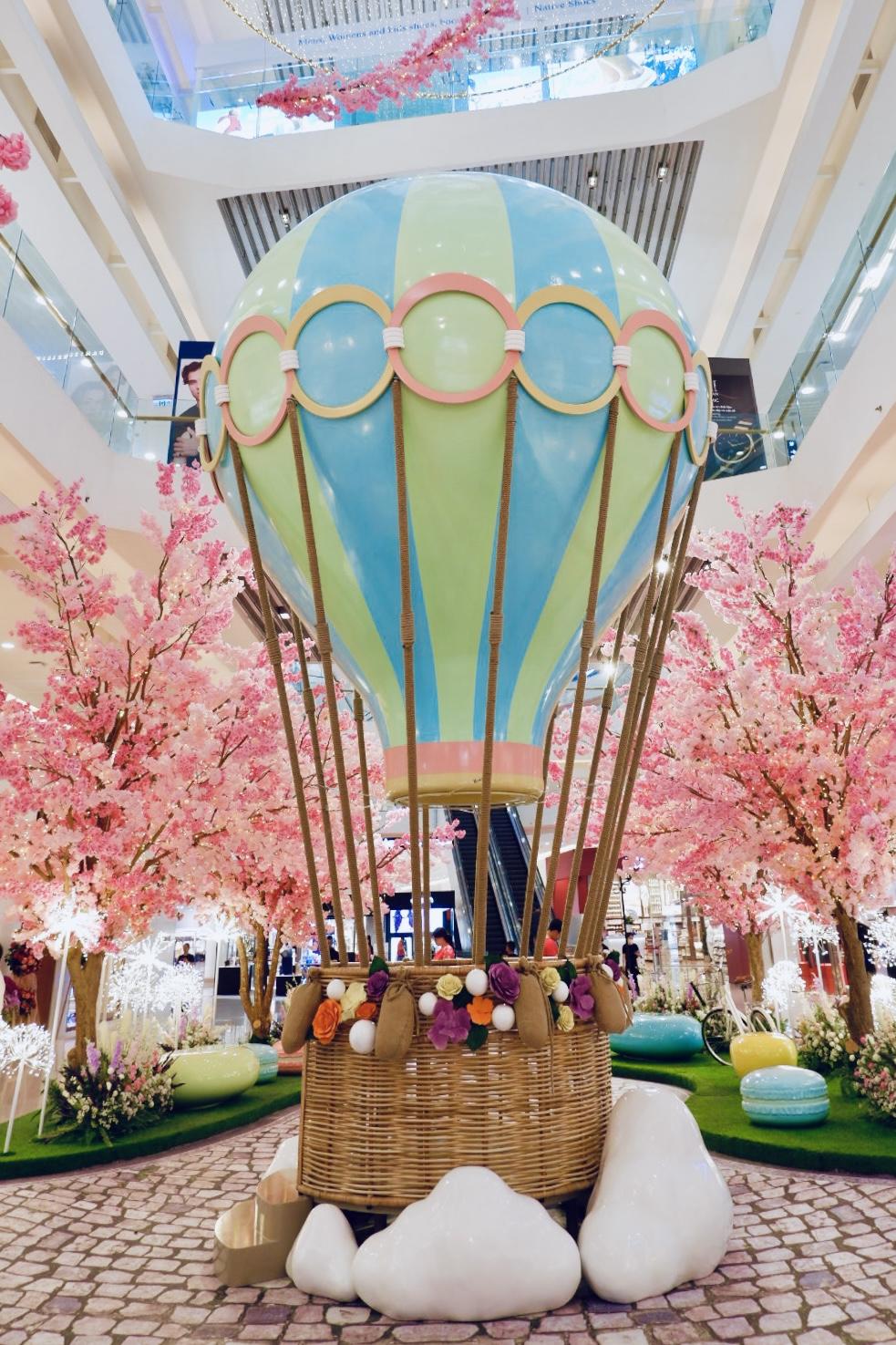 Giới trẻ rủ nhau “lên mây” đón tết tại Crescent Mall với rừng đào và khinh khí cầu siêu mộng mơ- Ảnh 2.