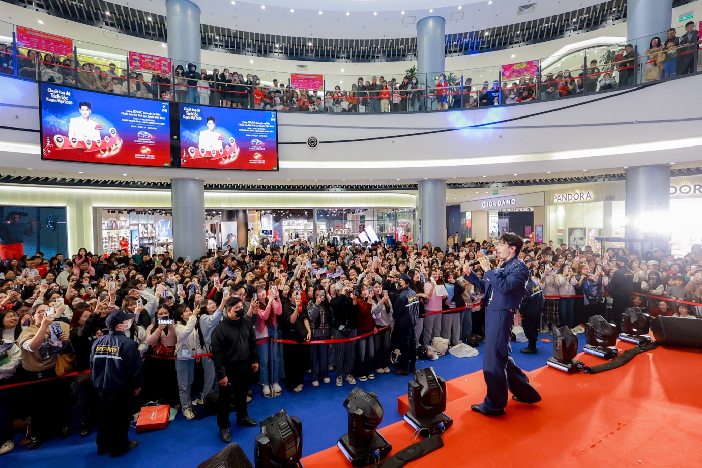 Vui như Tết cùng Isaac, Bùi Công Nam tại chuỗi Tọa độ Tích lộc xuyên Việt 2026 của PNJ- Ảnh 3.