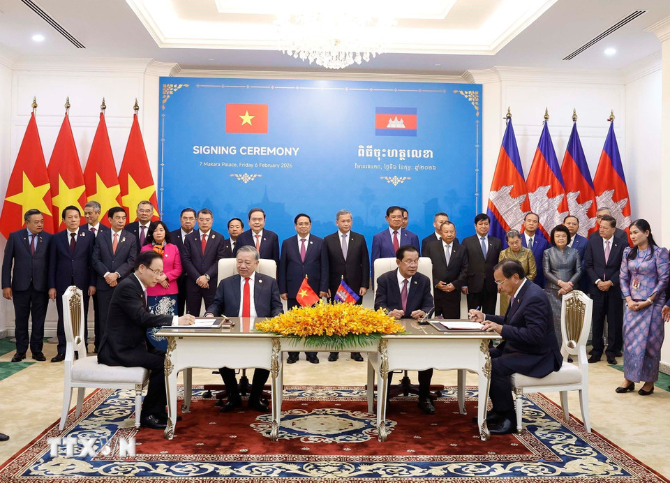Việt Nam, Campuchia trao 11 văn kiện hợp tác, Tổng Bí thư đề nghị tạo điều kiện cho người gốc Việt 3 Campuchia - Ảnh 3.
