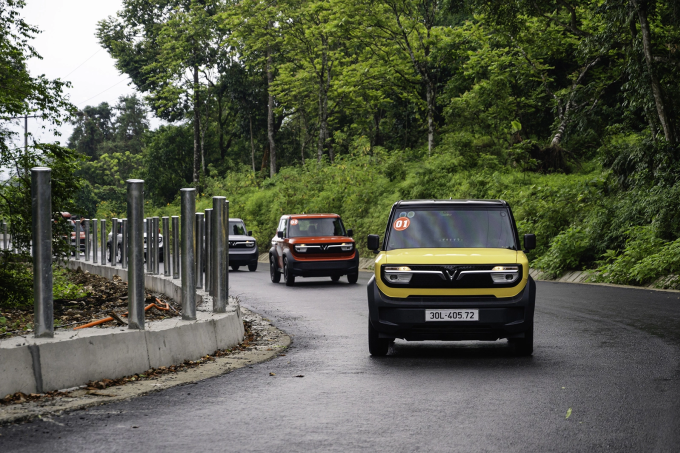 Dàn xe VinFast VF 3 trải nghiệm cung đường đèo dốc tại Ba Vì, Hà Nội. Ảnh: Minh Quân