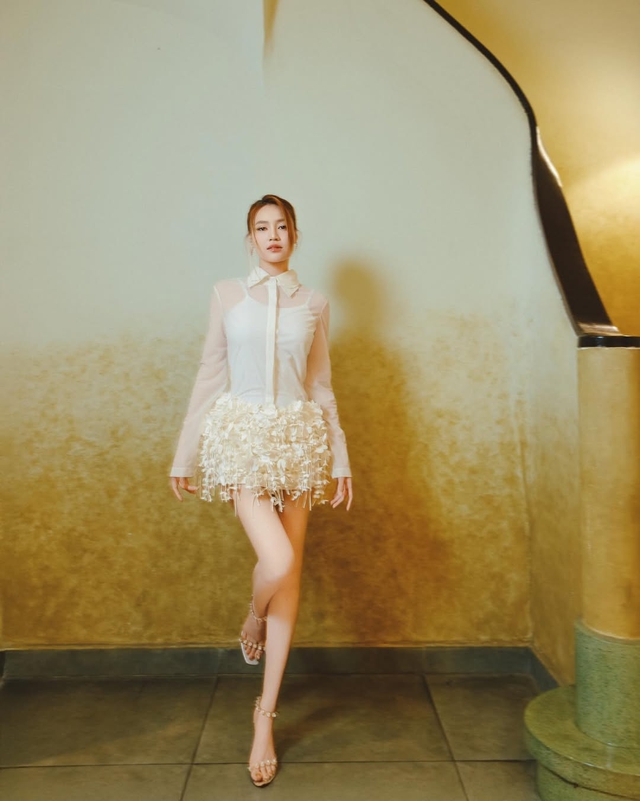 Áo sheer phối ngoài áo hai dây, tôn nét quyến rũ đầy kín đáo- Ảnh 2.