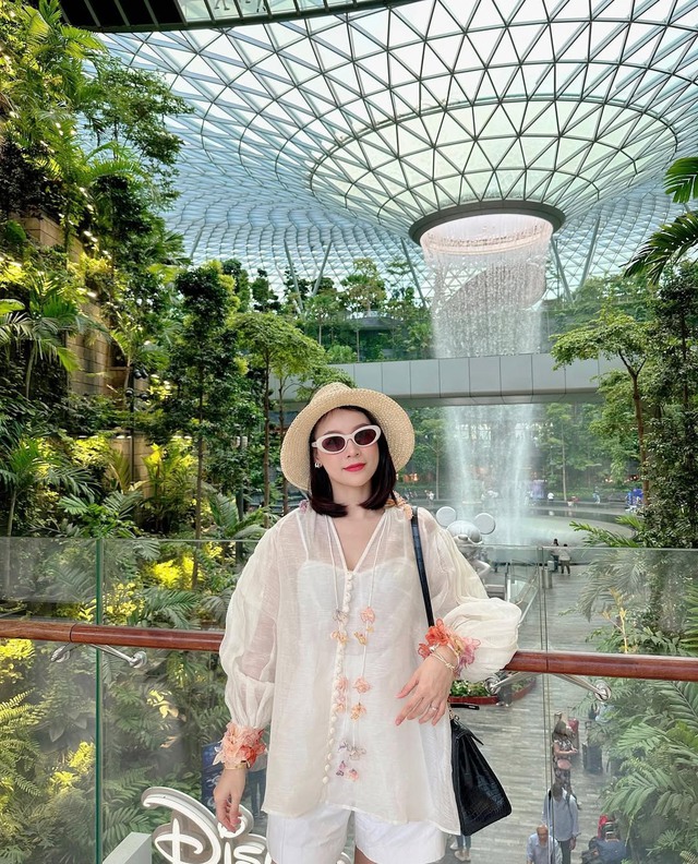 Áo sheer phối ngoài áo hai dây, tôn nét quyến rũ đầy kín đáo- Ảnh 3.