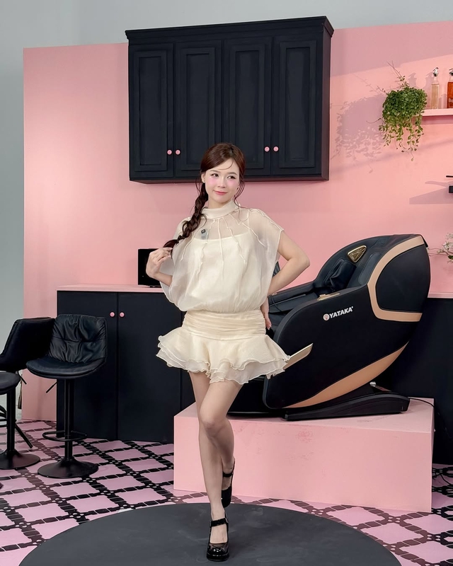 Áo sheer phối ngoài áo hai dây, tôn nét quyến rũ đầy kín đáo- Ảnh 7.