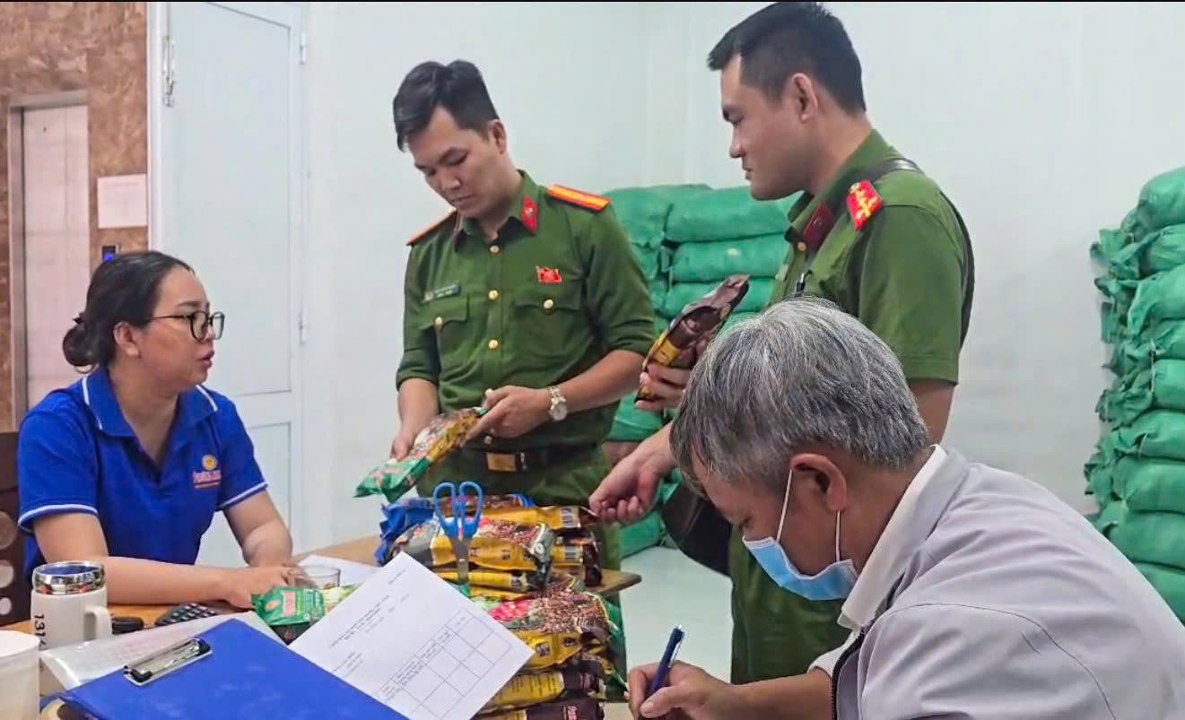 Đà Nẵng triệt phá đường dây sản xuất cà phê giả, tuồn ra thị trường 1 tấn/ngày- Ảnh 2.