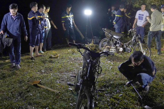 Cơ quan điều tra trục với 2 xe máy phi tang dưới Biển Hồ. Ảnh: Công an Gia Lai