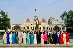 Phó Chủ tịch UBND TP.HCM Nguyễn Lộc Hà cùng đoàn 50 kiều bào tiêu biểu dâng hoa Chủ tịch Hồ Chí Minh tại phố đi bộ Nguyễn Huệ sáng 6-2. Ảnh: DƯƠNG KHANG