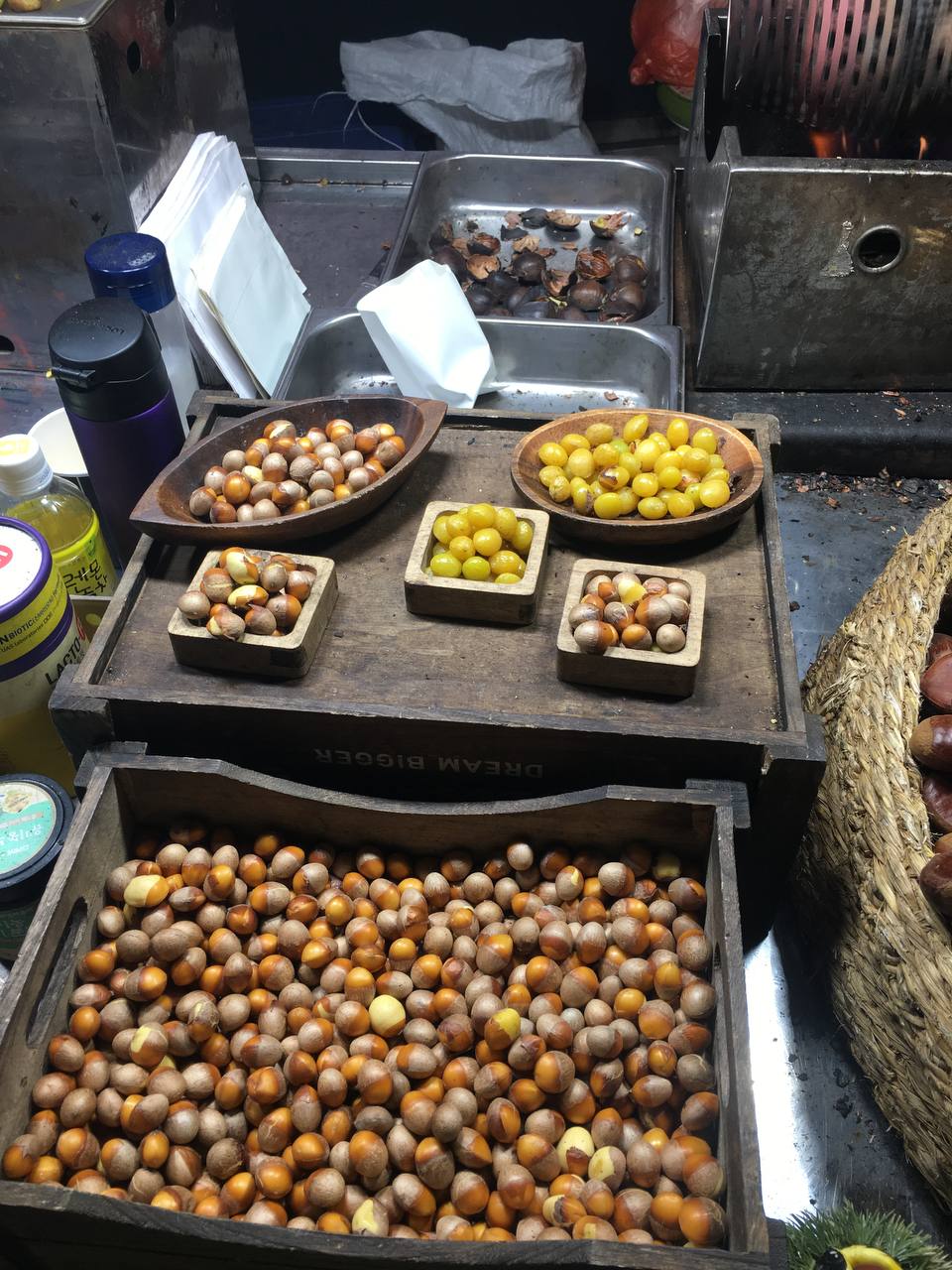 Sang tận Hàn để chụp ảnh cây lá vàng sống ảo, khách Việt ngỡ ngàng vì mùi lạ dưới gốc cây- Ảnh 3.