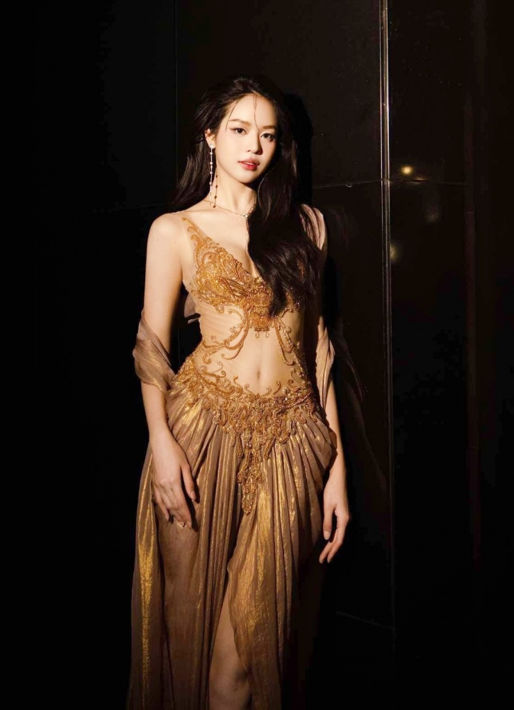 Tại một sự kiện ở TP HCM, cô diện đầm vàng đồng thêu họa tiết cách điệu. Trang phục tôn điểm mạnh eo thon của hoa hậu, giúp cô ghi điểm trước công chúng.