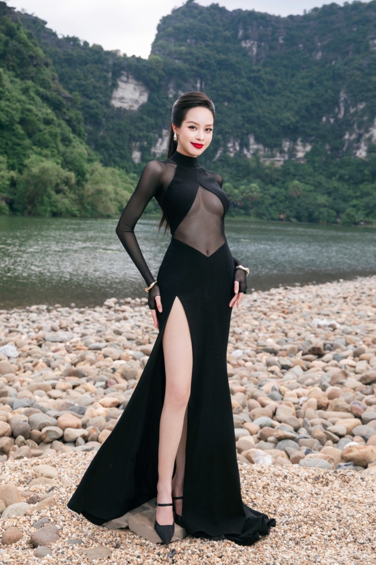 Tháng 9/2024, khi tới dự sự kiện ở Ninh Bình, cô tôn đường cong với đầm cắt xẻ của Lê Thanh Hòa. Bộ cánh được nhận xét táo bạo với đường khoét rộng ở thân trên.