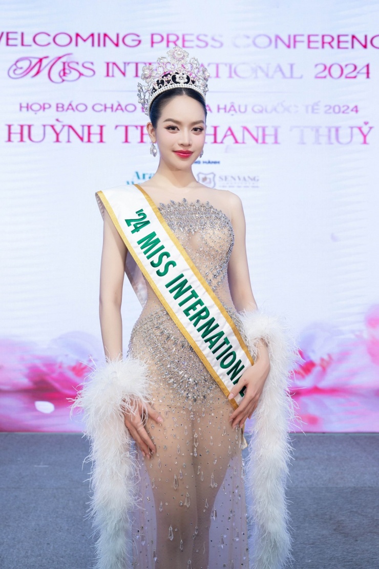 Tháng 11 cùng năm, cô gặp gỡ truyền thông trong nước sau khi đăng quang Hoa hậu Quốc tế 2024 tại Nhật Bản. Người đẹp diện đầm ôm sát màu nude kết hợp khăn choàng lông vũ của Đỗ Long. Thiết kế được thực hiện trong khoảng một tháng, đính kết hàng nghìn viên đá và pha lê trên nền lưới. Stylist Phong Trương cho biết cô và êkíp chọn trang phục này để chiều lòng người hâm mộ. Trước đó, nhiều khán giả trên mạng xã hội nói muốn cô mặc gợi cảm.