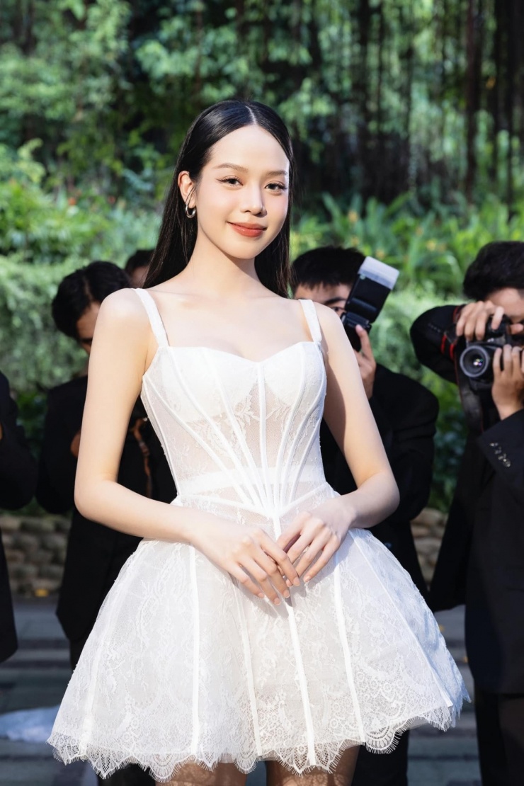 Cùng năm, ở show thời trang, cô ghi điểm với đầm corset của Chung Thanh Phong. Thiết kế ngắn làm bằng ren Pháp giúp người đẹp toát lên vẻ nữ tính, trẻ trung.