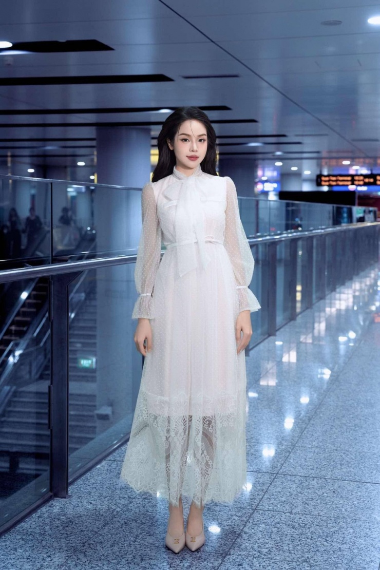 Phong cách thập niên 1970 với đầm ren thắt nơ, kết hợp giày cao gót mũi nhọn màu xám, tạo vẻ thanh thoát.