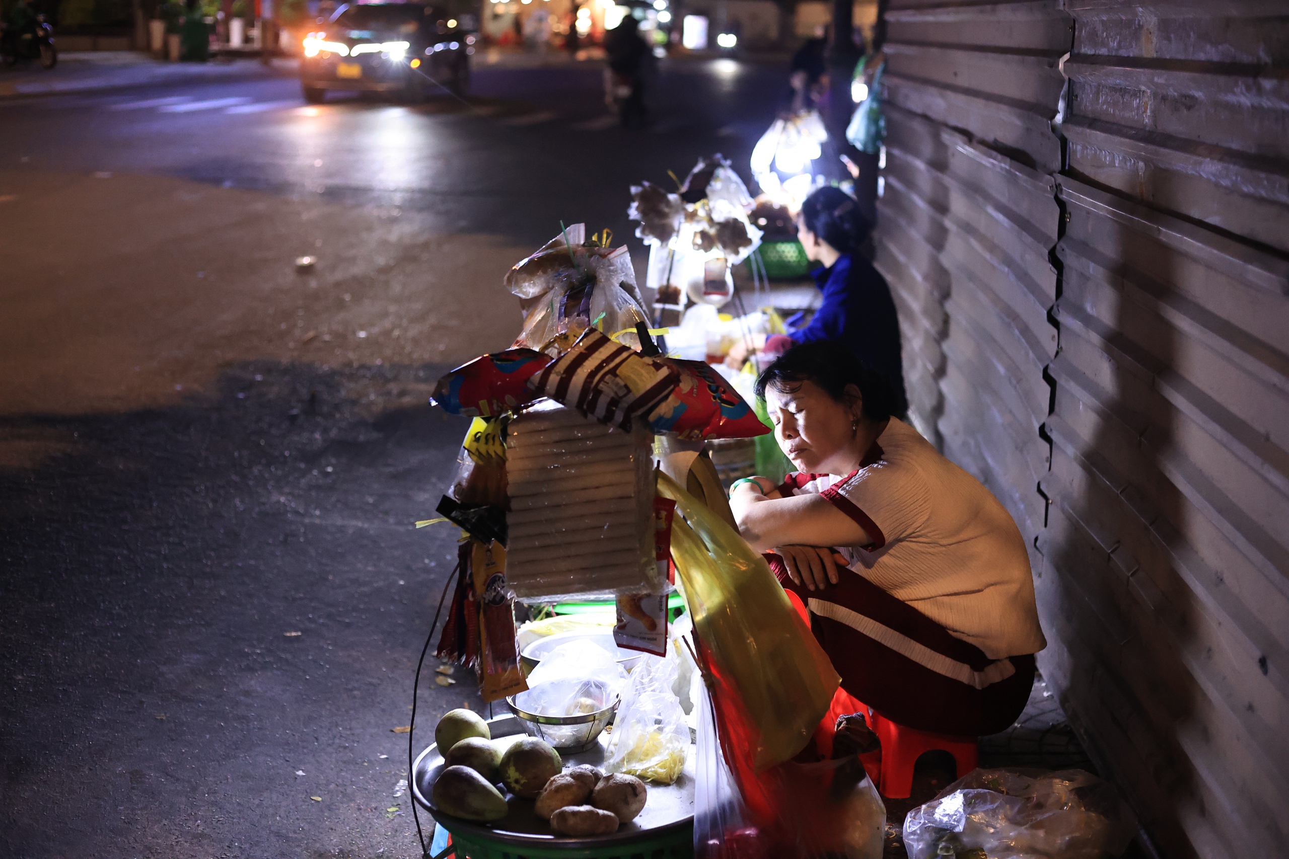 Xóm hàng rong 'mua ngủ' 40.000 đồng/ngày ở trung tâm TP.HCM, oằn vai mưu sinh giáp tết- Ảnh 3.