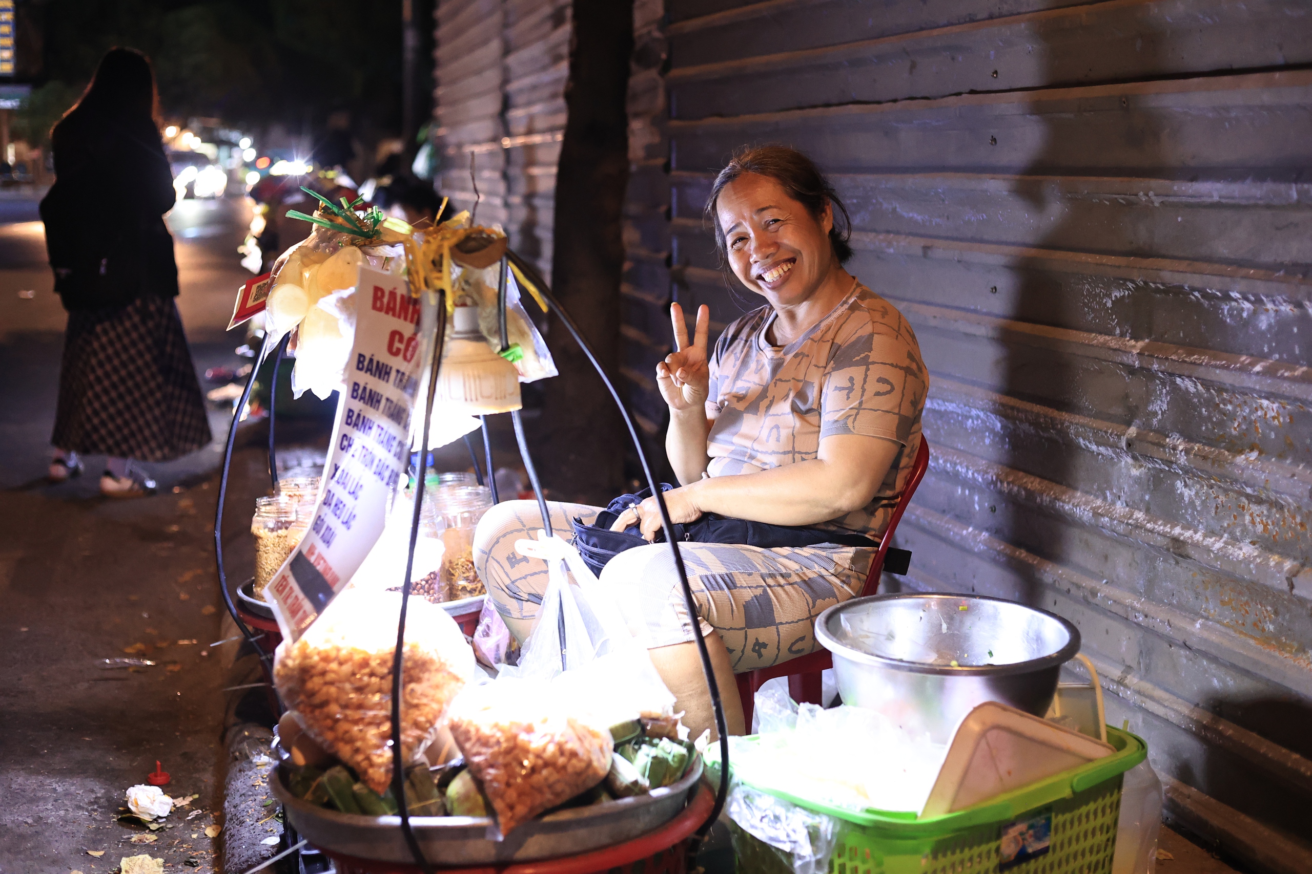 Xóm hàng rong 'mua ngủ' 40.000 đồng/ngày ở trung tâm TP.HCM, oằn vai mưu sinh giáp tết- Ảnh 9.