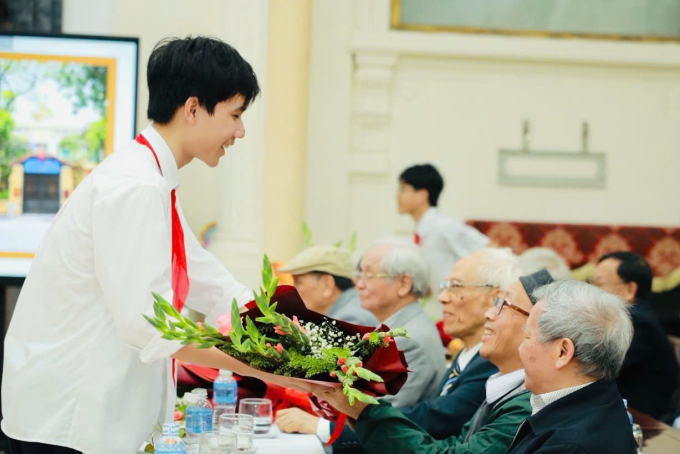 An Kỳ tặng hoa cho các thầy giáo trong lễ tri ân ngày 20/11 của trường THCS Trưng Vương. Ảnh: Gia đình cung cấp