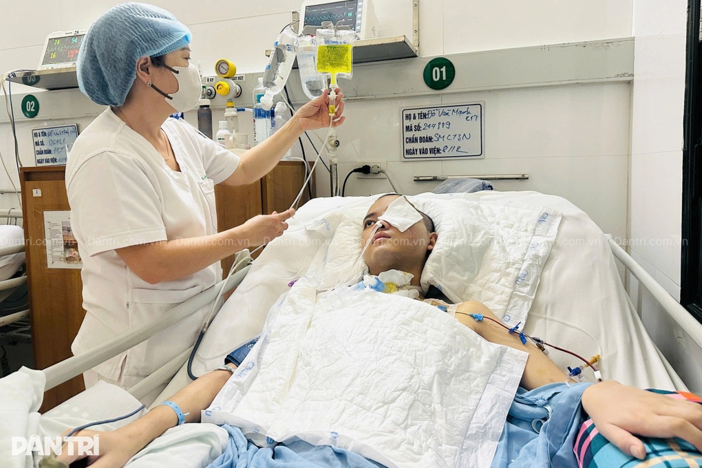 Bác sĩ kêu gọi giúp đỡ chàng trai 22 tuổi sau 4 lần phẫu thuật sọ não - 2