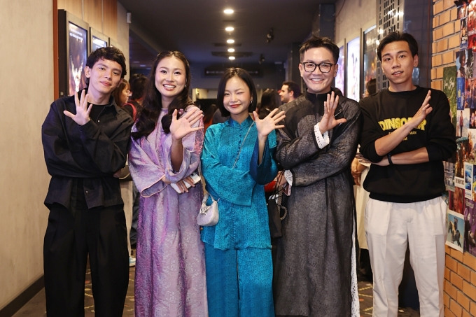 Các khách mời tại buổi công chiếu phim của lớp Pháo Hoa.