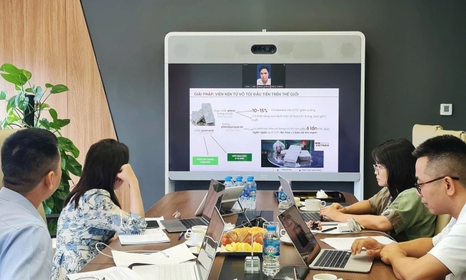 Ban giám khảo chấm điểm một dự án trong cuộc thi năm 2025. Ảnh: Trọng Đạt