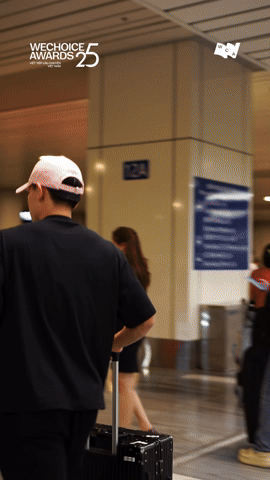 Đình Bắc vào TP.HCM dự WeChoice Awards: Visual cực bén, 100 lớp filter cũng không bằng một ánh mắt nhìn thẳng vào ống kính- Ảnh 4.