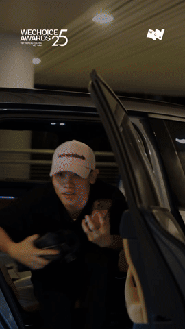 Đình Bắc vào TP.HCM dự WeChoice Awards: Visual cực bén, 100 lớp filter cũng không bằng một ánh mắt nhìn thẳng vào ống kính- Ảnh 5.