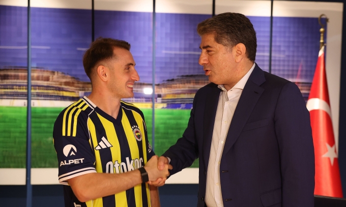 Hakan Safi trong lễ ký hợp đồng ra mắt tân binh Akturkoglu. Ảnh: FSK