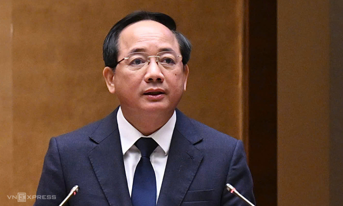 Trưởng ban Tuyên giáo và Dân vận Trung ương Trịnh Văn Quyết trình bày Chuyên đề 1 về Một số vấn đề mới, cốt lõi và kinh nghiệm 40 năm đổi mới trong văn kiện Đại hội XIV của Đảng. Ảnh: Giang Huy