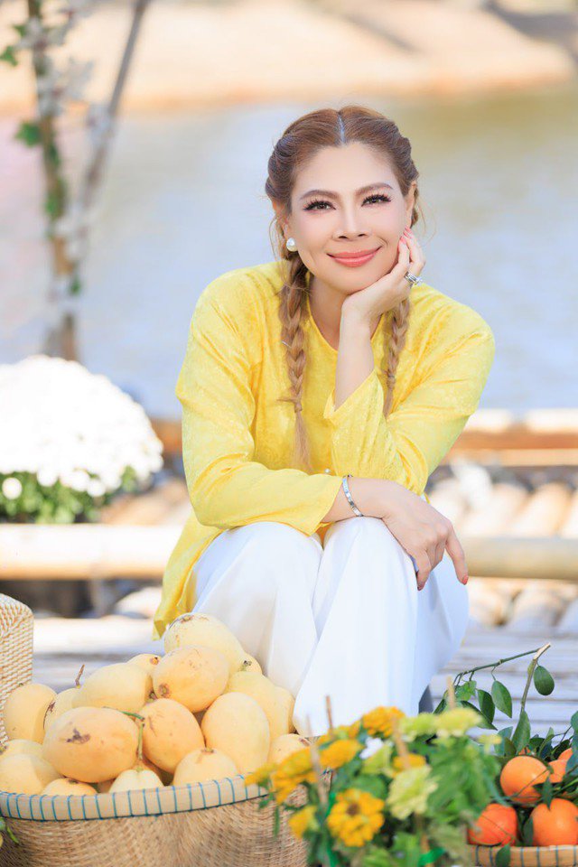 Trong bộ ảnh mới nhất, nữ ca sĩ sinh năm 1977 diện áo ba ba, bện tóc 2 bên "cưa sừng" để quay về thời còn hát series ca khúc "Búp bê".