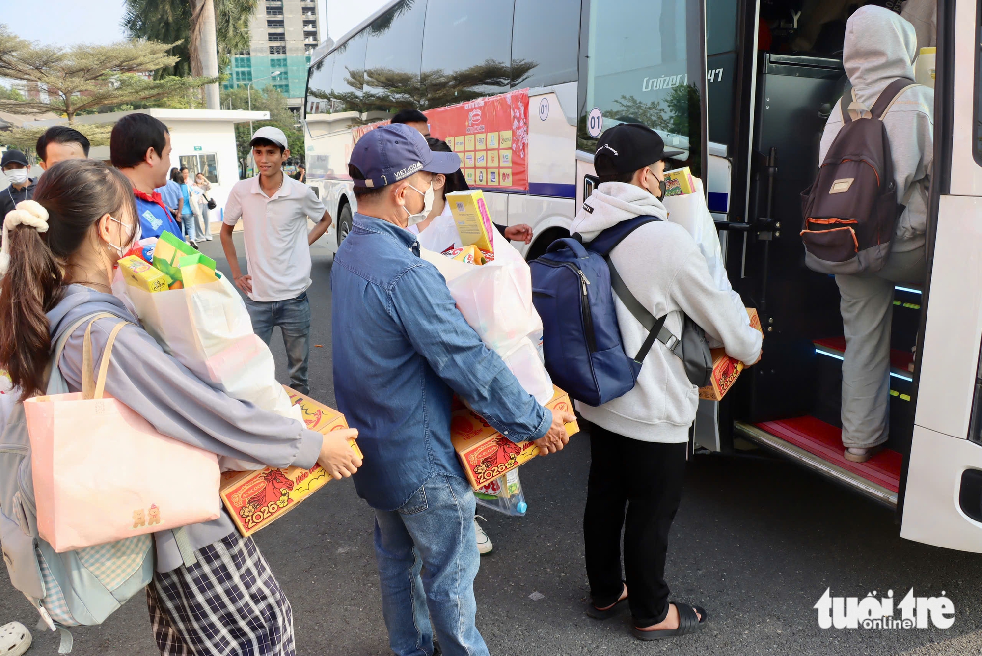 1.500 sinh viên, người lao động rời TP.HCM về quê đón Tết trên chuyến xe mùa xuân - Ảnh 7.