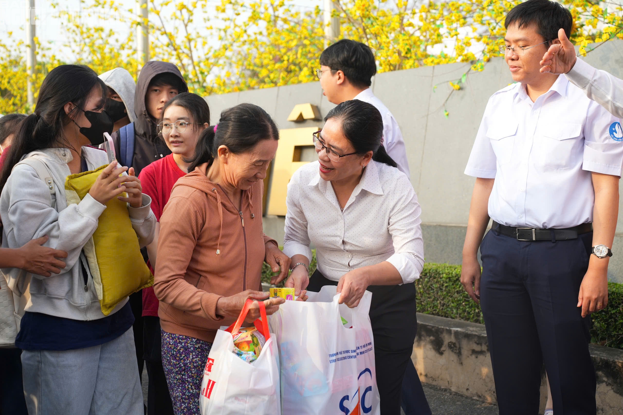 Những Chuyến xe mùa xuân 2026 đưa sinh viên nghèo về quê ăn Tết miễn phí - Ảnh 7.