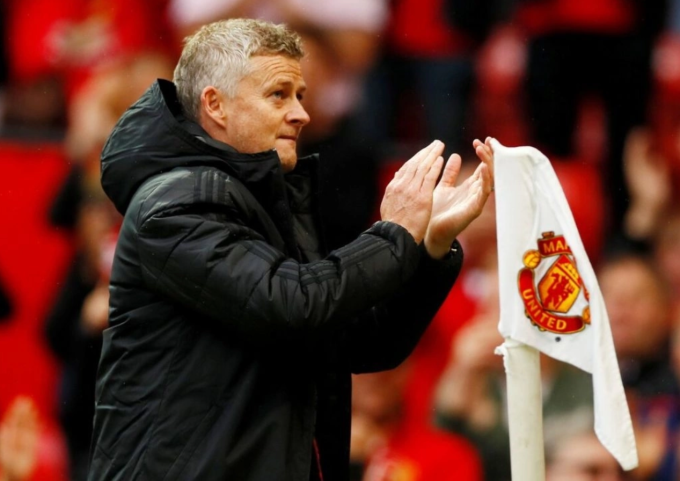 Solskjaer vỗ tay cảm ơn CĐV sau trận Man Utd - Chelsea trên sân Old Trafford ngày 11/8/2019. Ảnh: Reuters