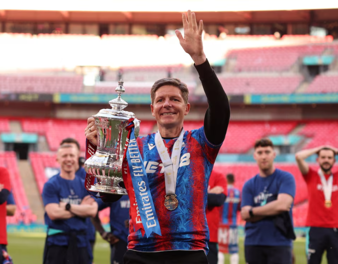 HLV Oliver Glasner ăn mừng với danh hiệu Cup FA trên sân Wembley, London, Anh ngày 17/5/2025. Ảnh: Reuters