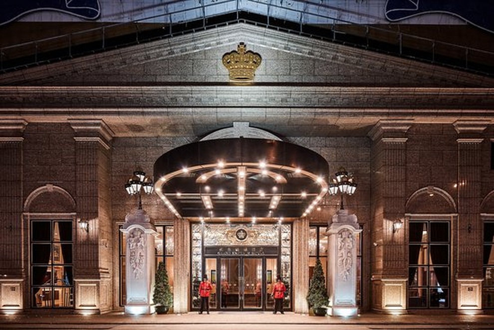 Giá vàng tăng vọt, khách sạn cạy sàn dát vàng mang bán thu về 332 tỷ đồng - 2