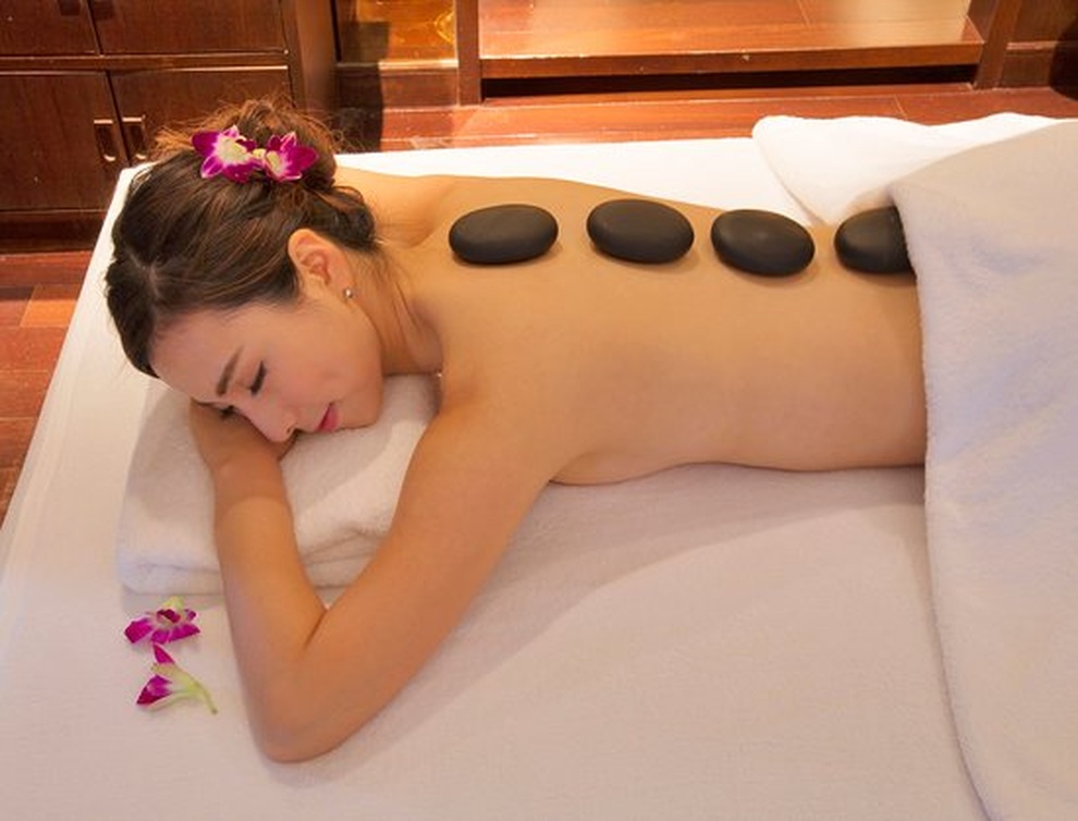 Giá vàng tăng vọt, khách sạn cạy sàn dát vàng mang bán thu về 332 tỷ đồng - 4